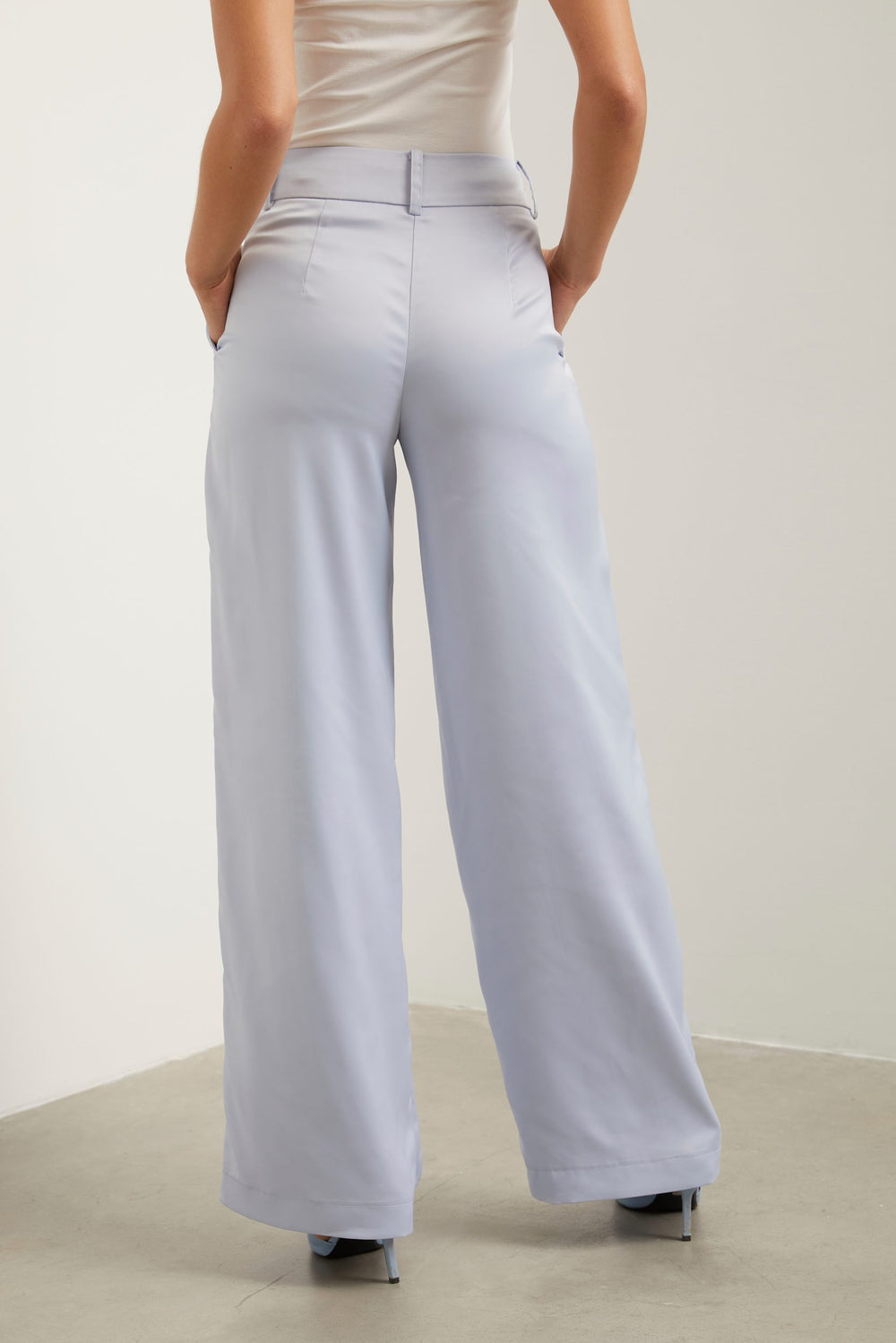 Wide leg fluid pant with pleat